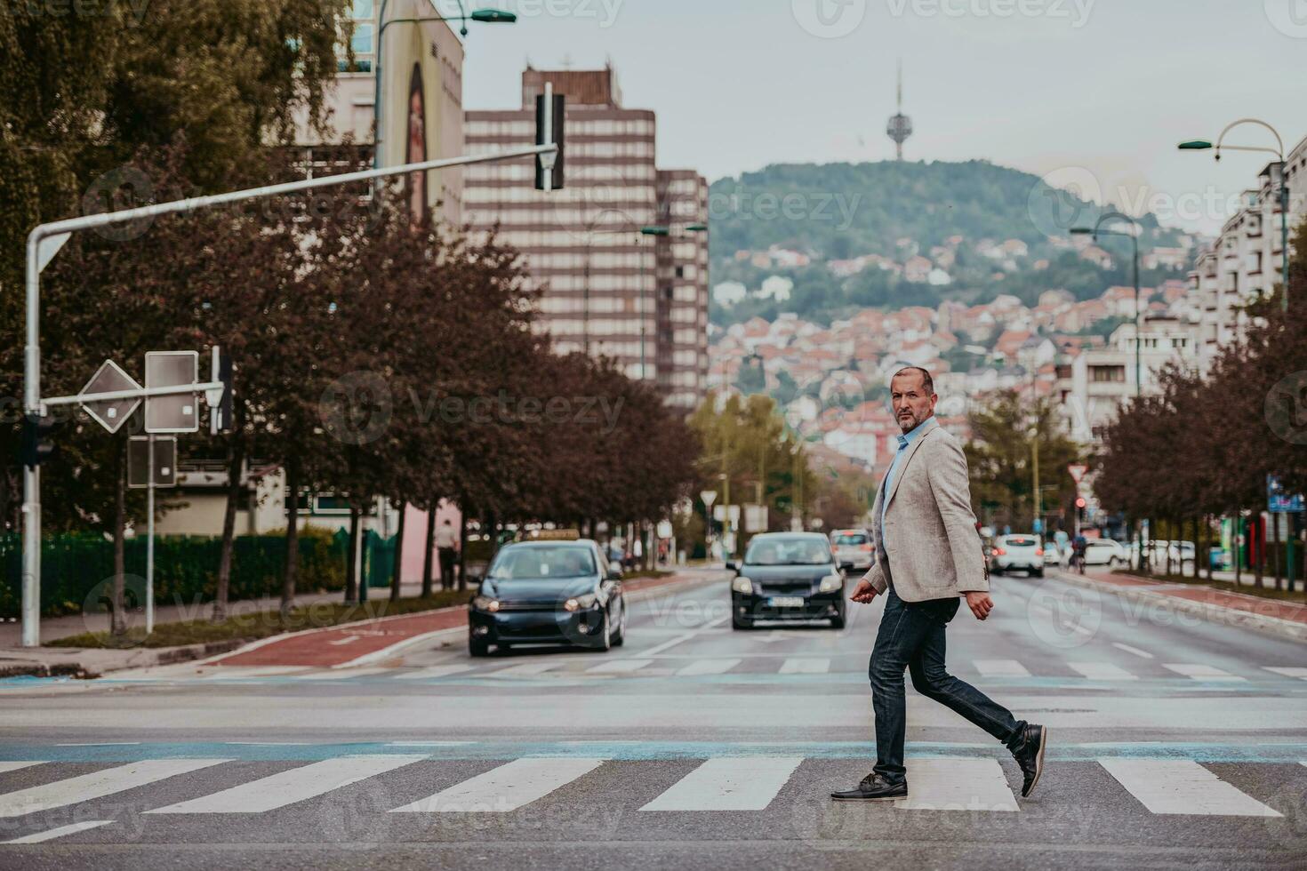 enfocado empresario en traje caminando en urbano ambiente. foto