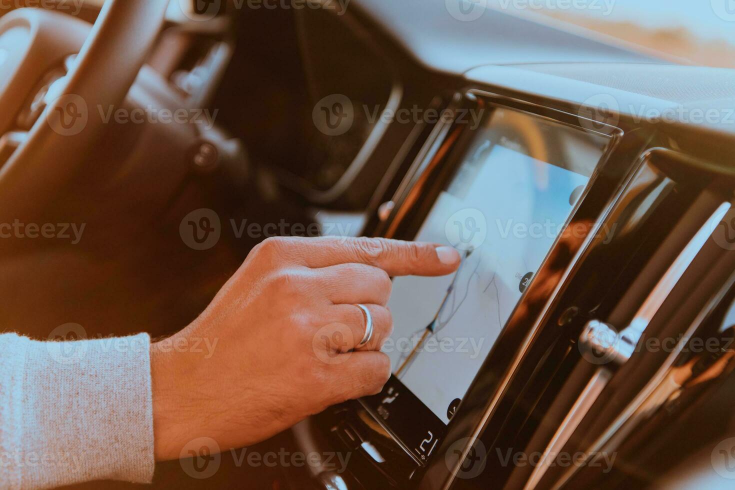 de cerca de hombre mano utilizando GPS navegación dentro coche foto