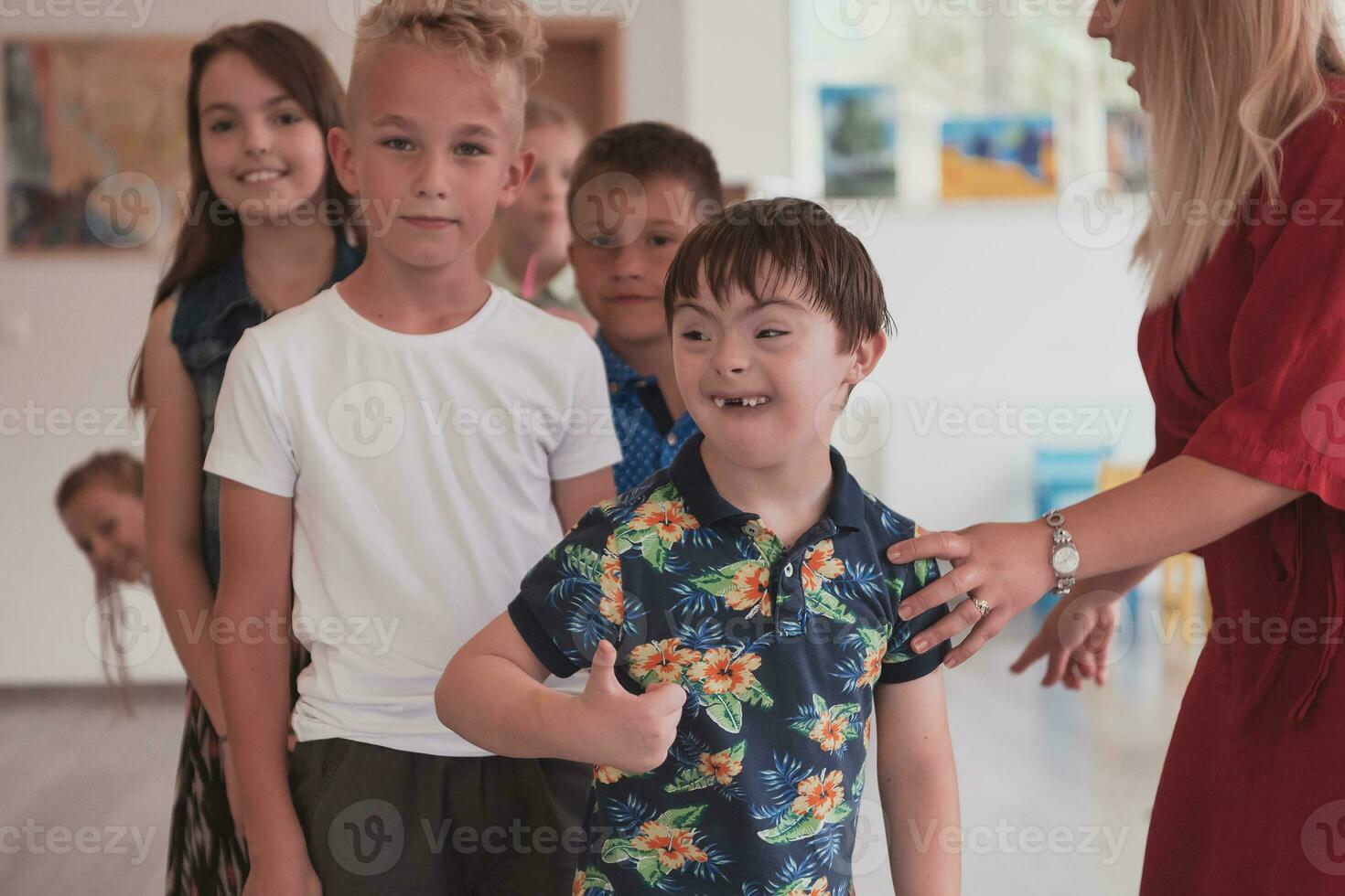 preescolar niños Espere en línea para nuevo y interesante juegos. selectivo atención foto