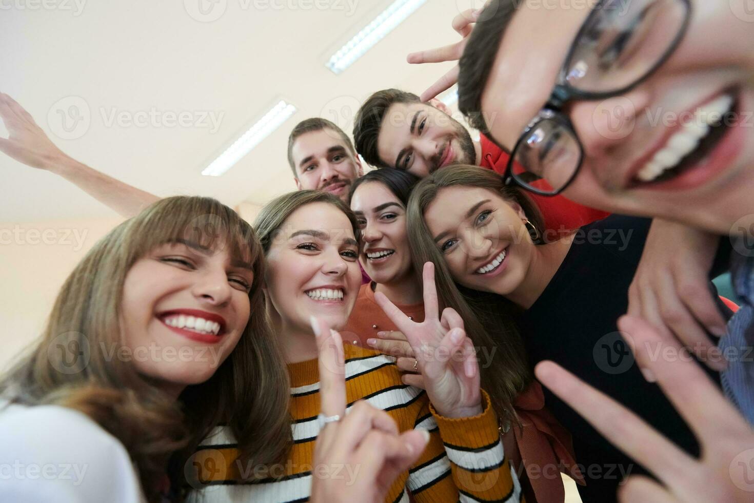 grupo de adolescentes multiétnicos tomando un selfie en la escuela foto