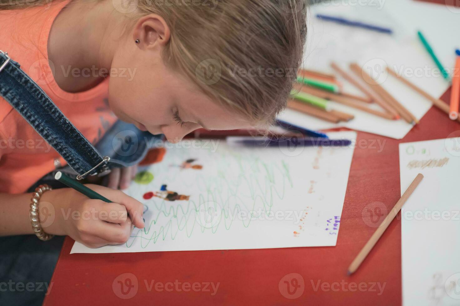 creativo niños sentado en un preescolar institución, dibujar y tener divertido mientras ellos obtener un educación foto