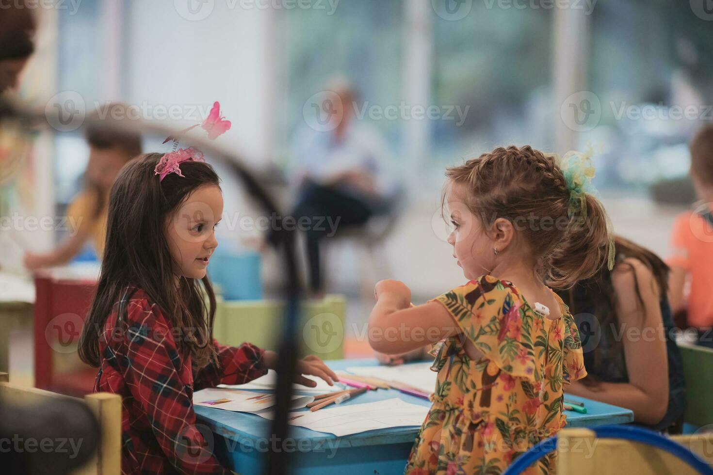 creativo niños sentado en un preescolar institución, dibujar y tener divertido mientras ellos obtener un educación foto