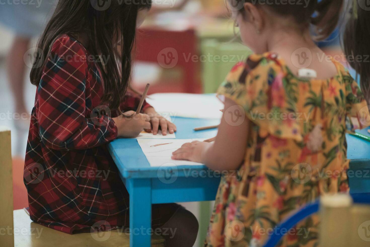 creativo niños sentado en un preescolar institución, dibujar y tener divertido mientras ellos obtener un educación foto