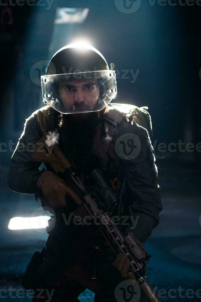 Ejército soldado en combate uniformes con un asalto rifle y combate casco noche misión oscuro antecedentes. azul y púrpura gel ligero efecto. foto