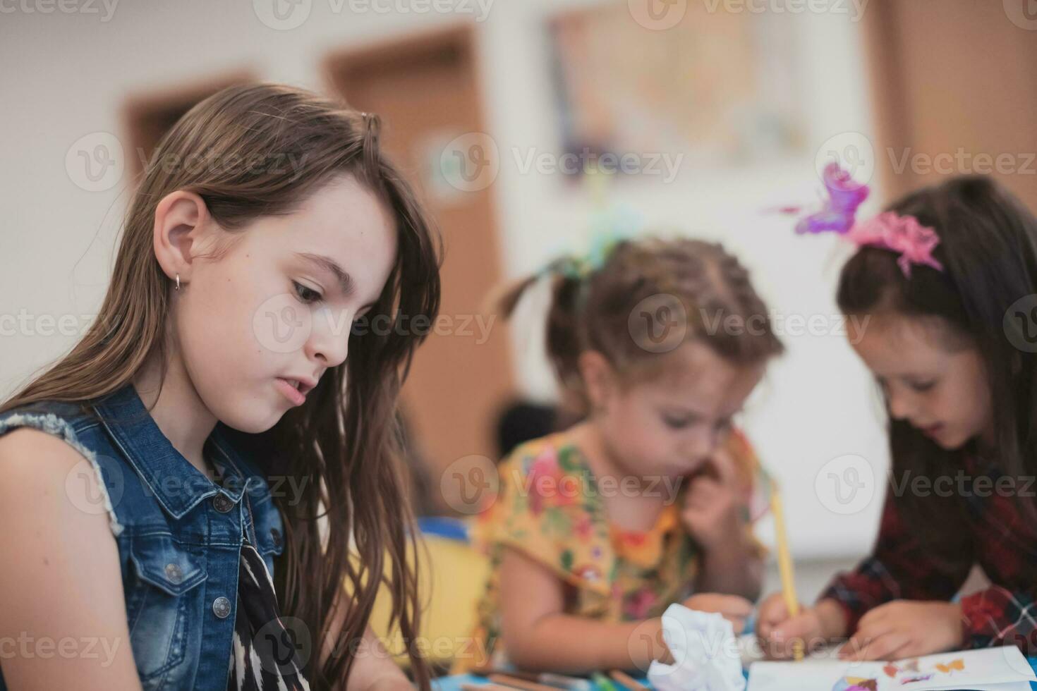 creativo niños sentado en un preescolar institución, dibujar y tener divertido mientras ellos obtener un educación foto