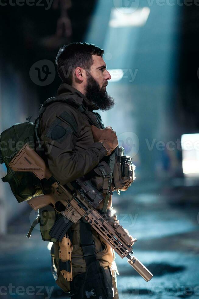 Ejército soldado en combate uniformes con un asalto rifle y combate casco noche misión oscuro antecedentes. azul y púrpura gel ligero efecto. foto