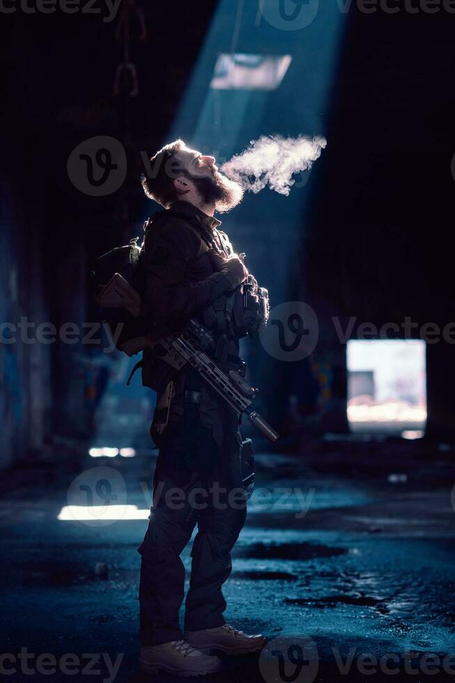 Ejército soldado en combate uniformes con un asalto rifle y combate casco noche misión oscuro antecedentes. azul y púrpura gel ligero efecto. foto