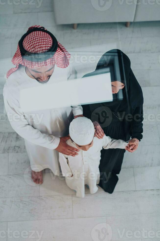 vista superior de la joven familia musulmana árabe con ropa tradicional foto