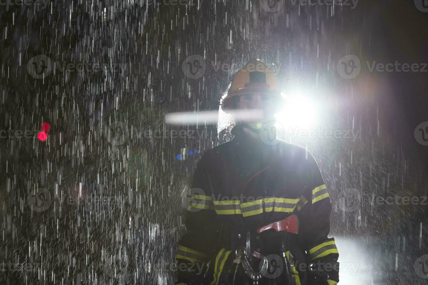 retrato de un hembra bombero en pie y caminando valiente y optimista. foto