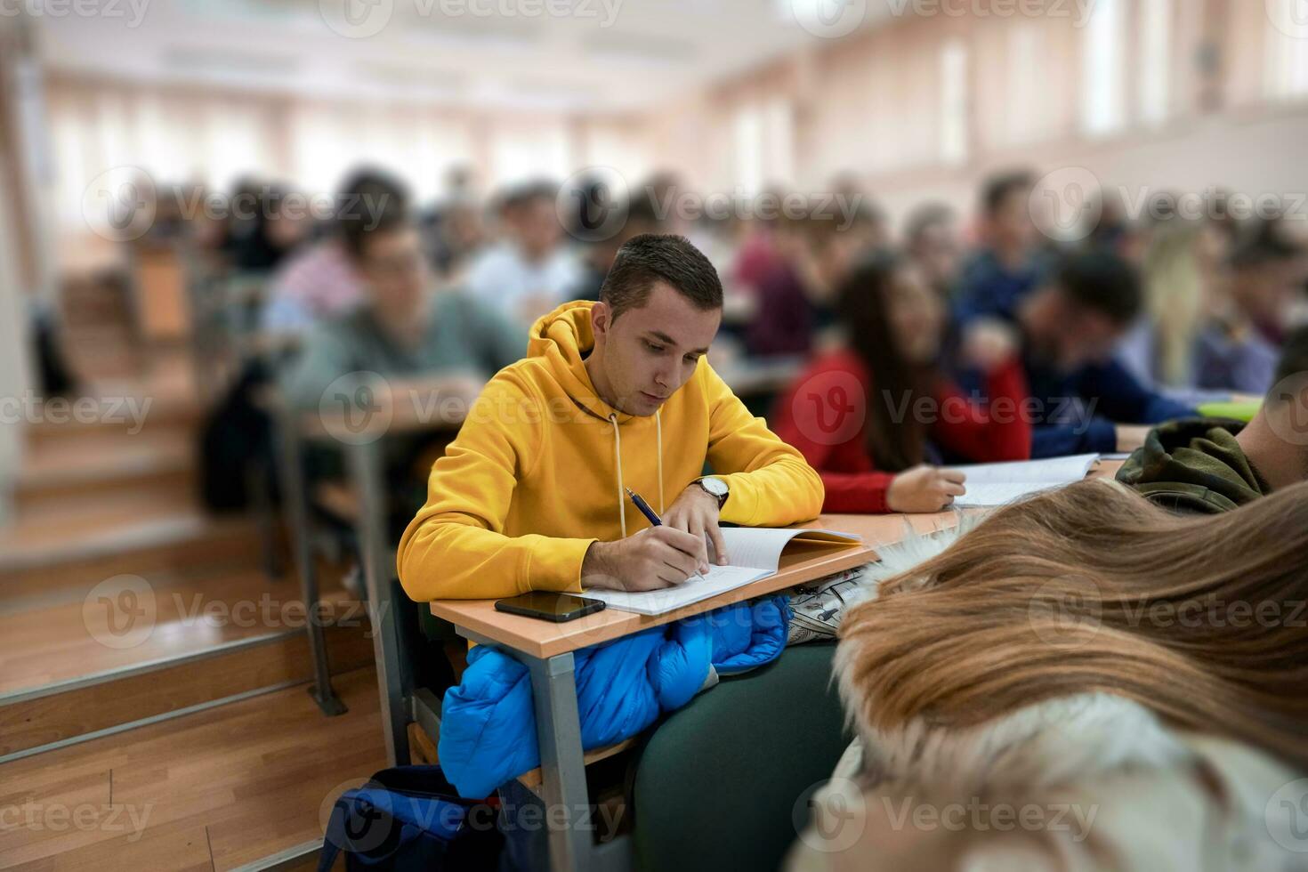 estudiante tomando notas mientras estudia en la escuela secundaria foto