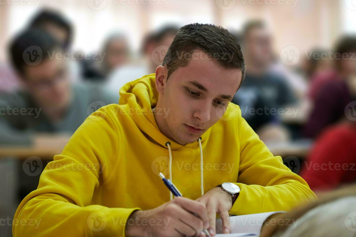 estudiante tomando notas mientras estudia en la escuela secundaria foto