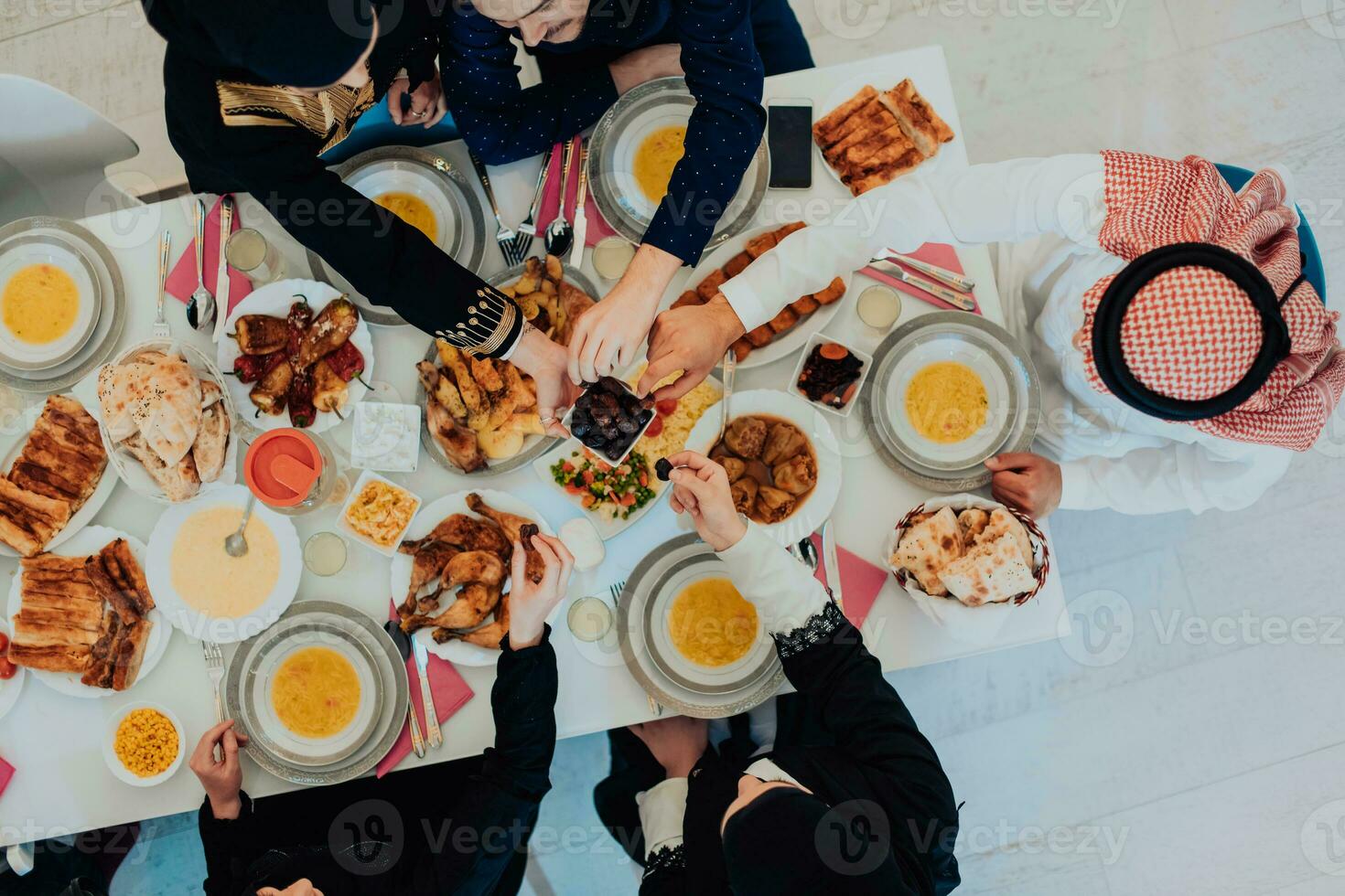 musulmán familia teniendo iftar cena Bebiendo agua a descanso banquete. comiendo tradicional comida durante Ramadán banquete mes a hogar. el islámico halal comiendo y Bebiendo en moderno hogar foto