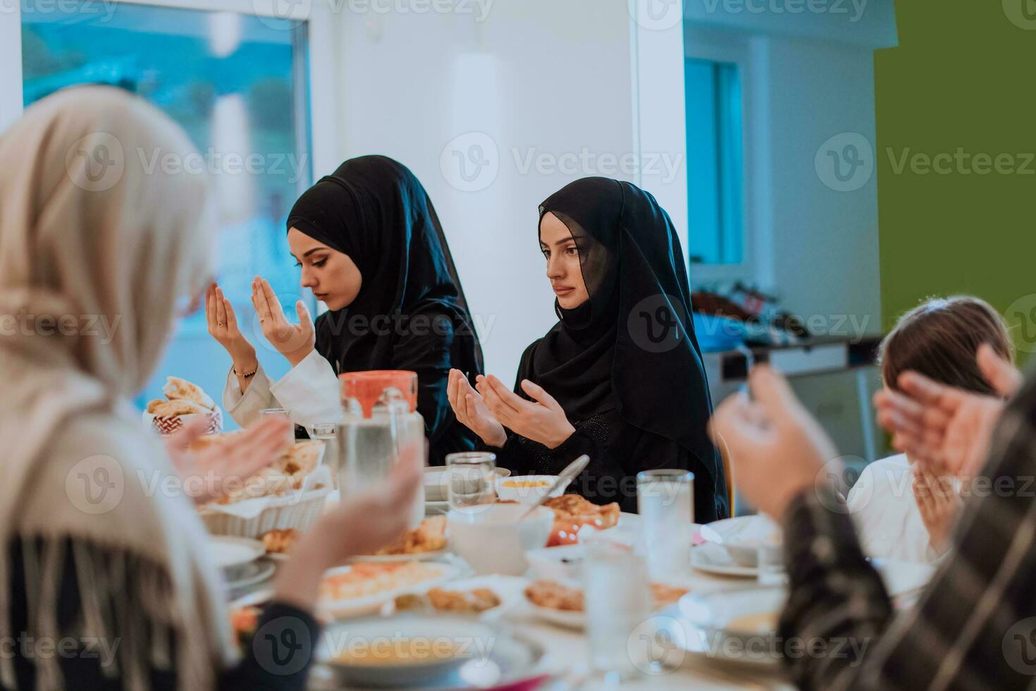un musulmán familia Orando juntos, el musulmán oración después rotura el rápido en el islámico santo mes de Ramadán foto