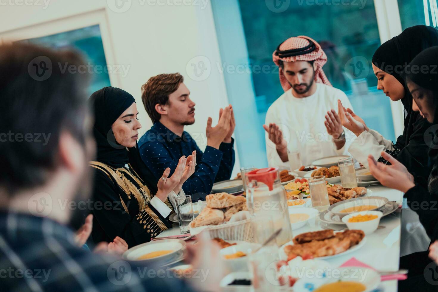 un musulmán familia Orando juntos, el musulmán oración después rotura el rápido en el islámico santo mes de Ramadán foto