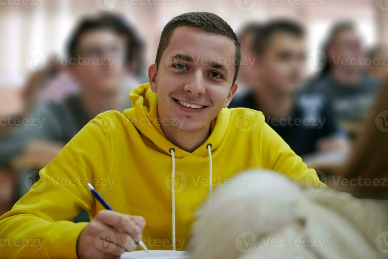 estudiante tomando notas mientras estudia en la escuela secundaria foto