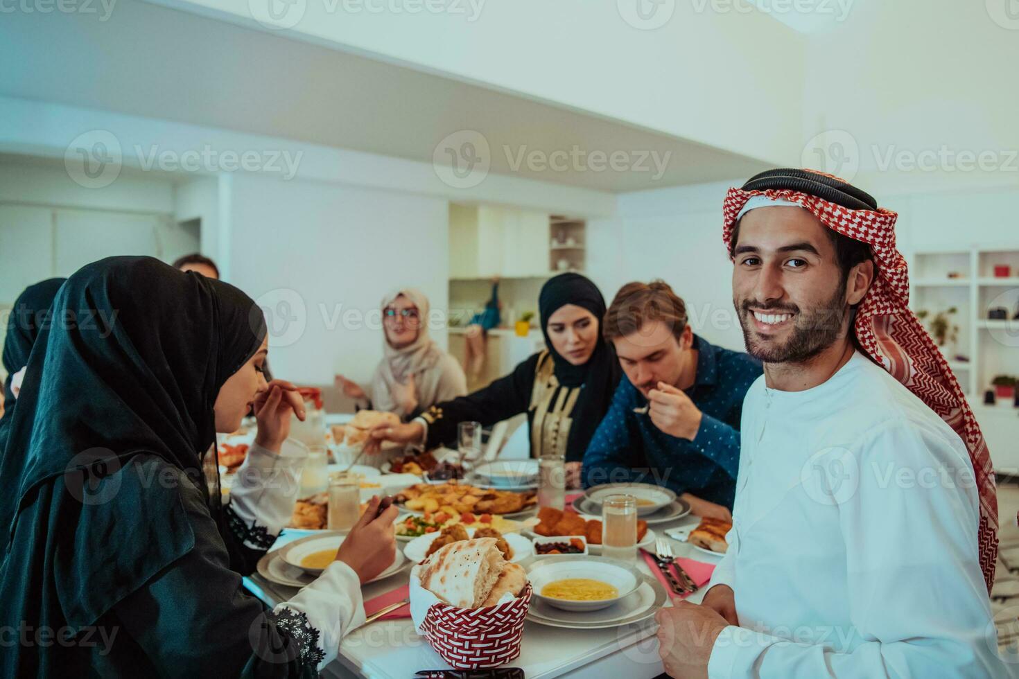 musulmán familia teniendo iftar cena Bebiendo agua a descanso banquete. comiendo tradicional comida durante Ramadán banquete mes a hogar. el islámico halal comiendo y Bebiendo en moderno hogar foto