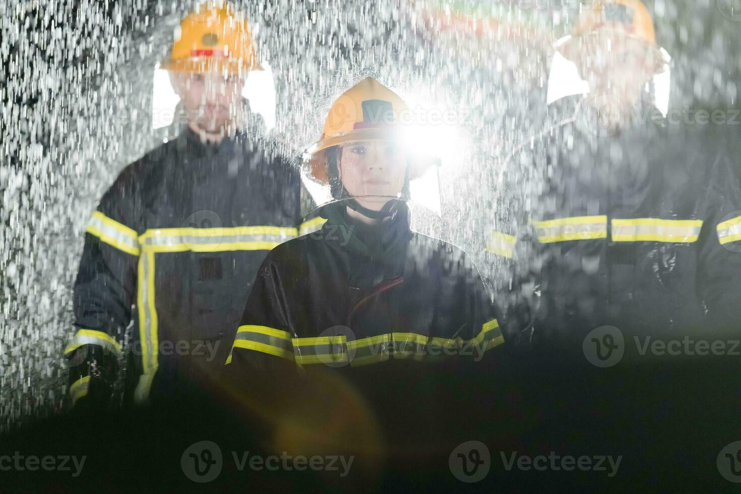 retrato de un grupo de bomberos en pie y caminando valiente y optimista con un hembra como equipo líder. foto