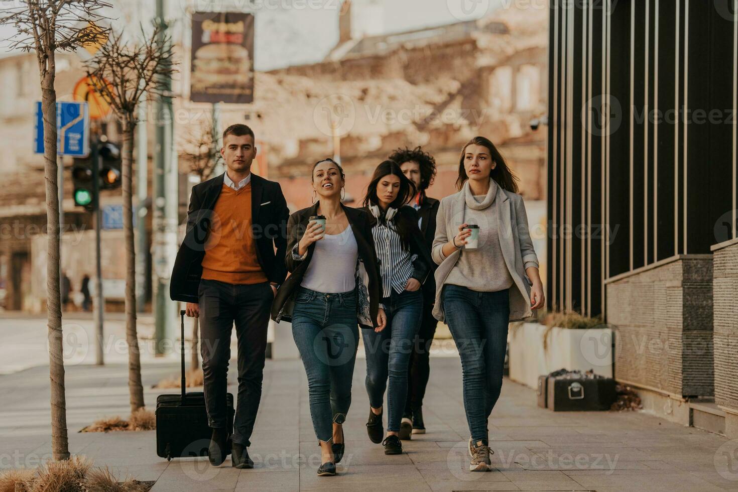 elegantes empresarios caminando en una ciudad moderna... foto