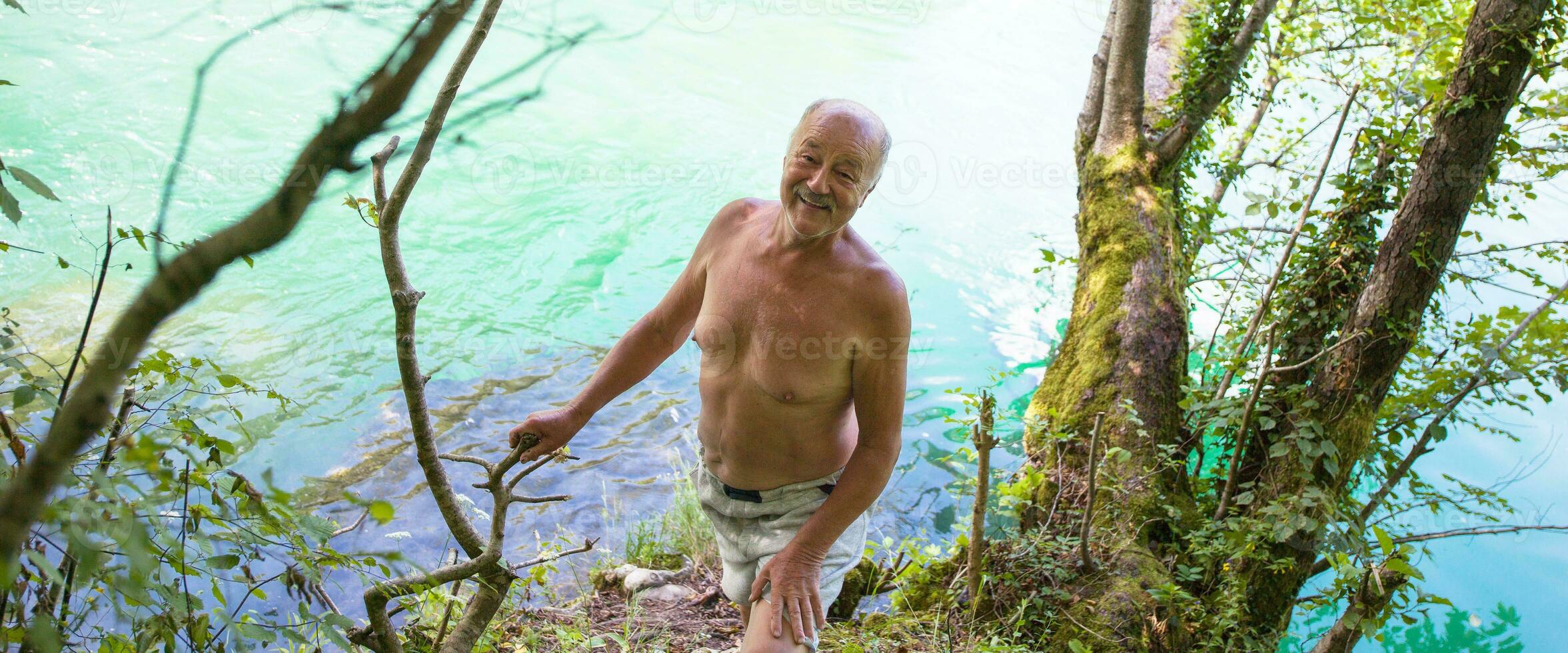 retrato de sano contento sonrisa mayor mayor caucásico antiguo hombre abuelo en el parque al aire libre con Copiar espacio. dorado años cuidado de la salud alegre estilo de vida libertad Jubilación concepto foto