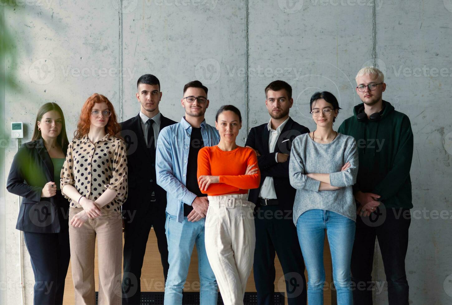 un diverso grupo de exitoso gente de negocios reunir y actitud para un foto, exhibiendo trabajo en equipo y profesional empoderamiento en un moderno oficina ajuste. foto