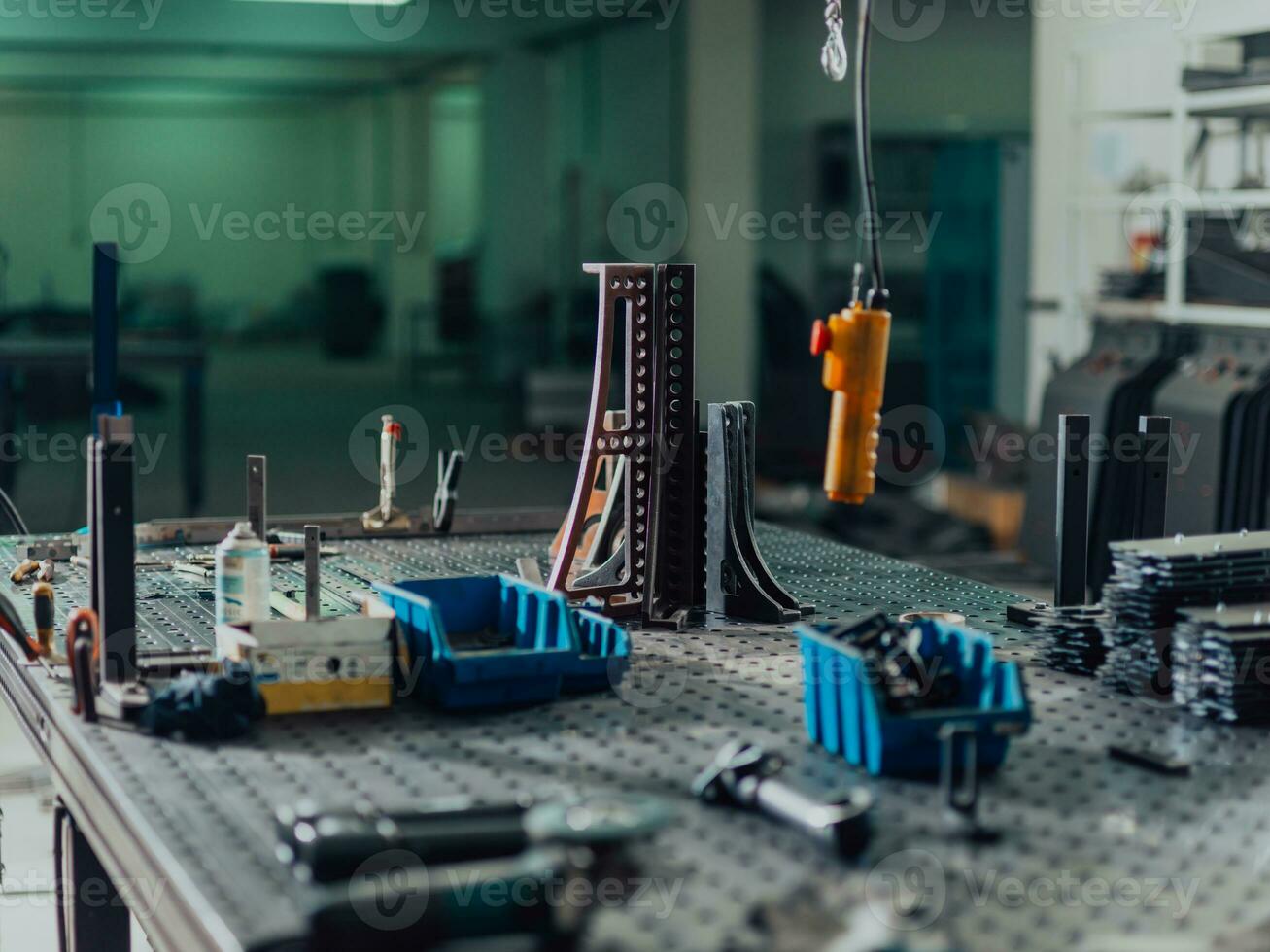 un trabajador o ingeniero de fábrica inteligente fabrica máquinas en un taller de producción. el concepto de industria e ingeniería. enfoque selectivo foto