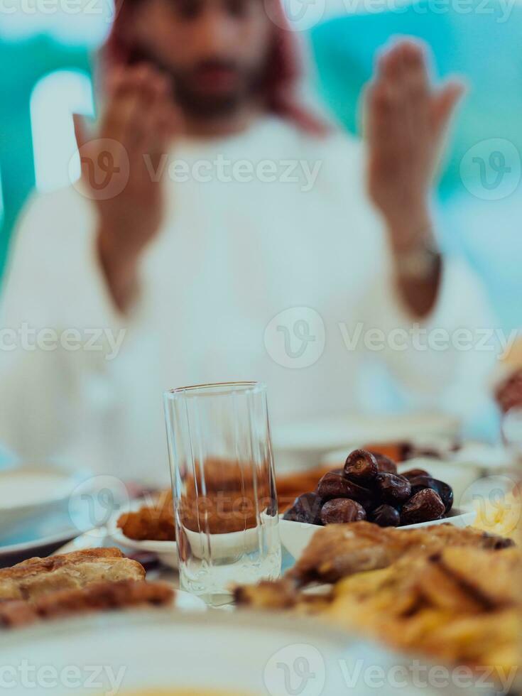 un musulmán familia Orando juntos, el musulmán oración después rotura el rápido en el islámico santo mes de Ramadán foto