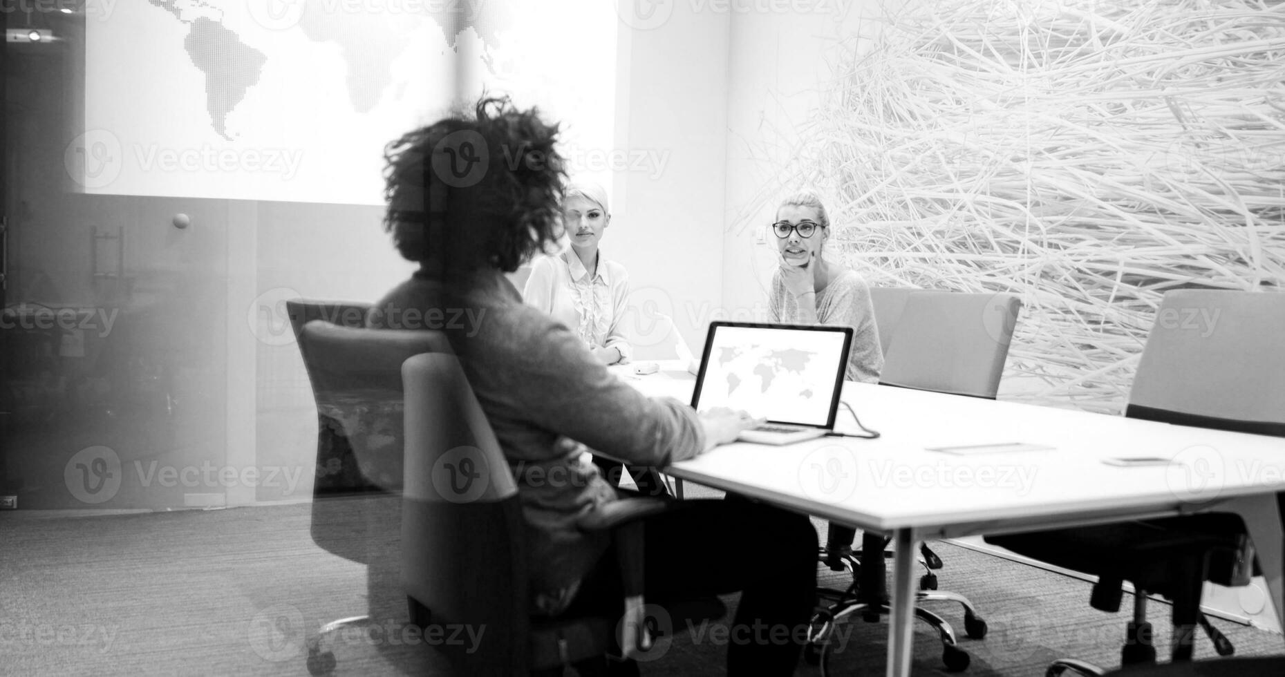 equipo de negocios de inicio en una reunión en un edificio de oficinas moderno foto