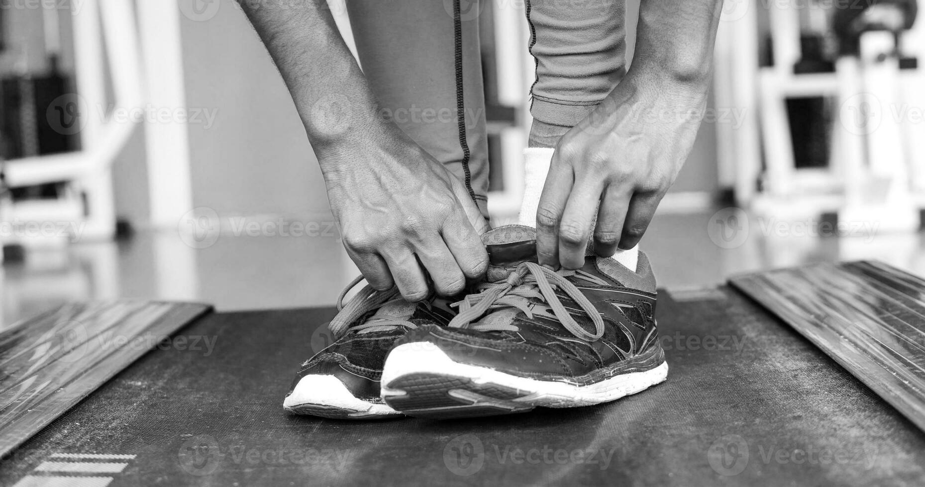 pies femeninos negros en zapatillas de deporte foto