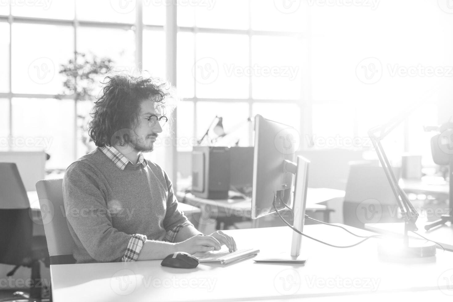 hombre de negocios que trabaja usando una computadora en la oficina de inicio foto