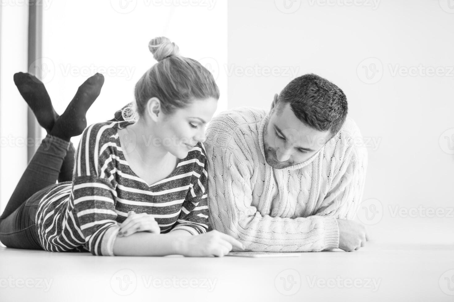 pareja joven usando tableta digital en el frío día de invierno foto