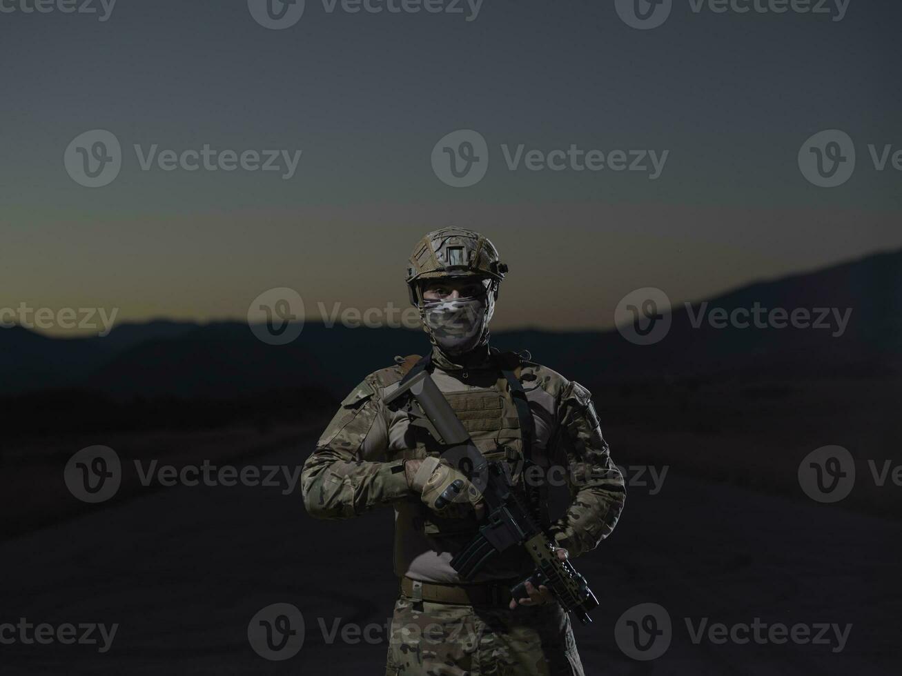 soldado con lleno combate engranaje en noche misión foto