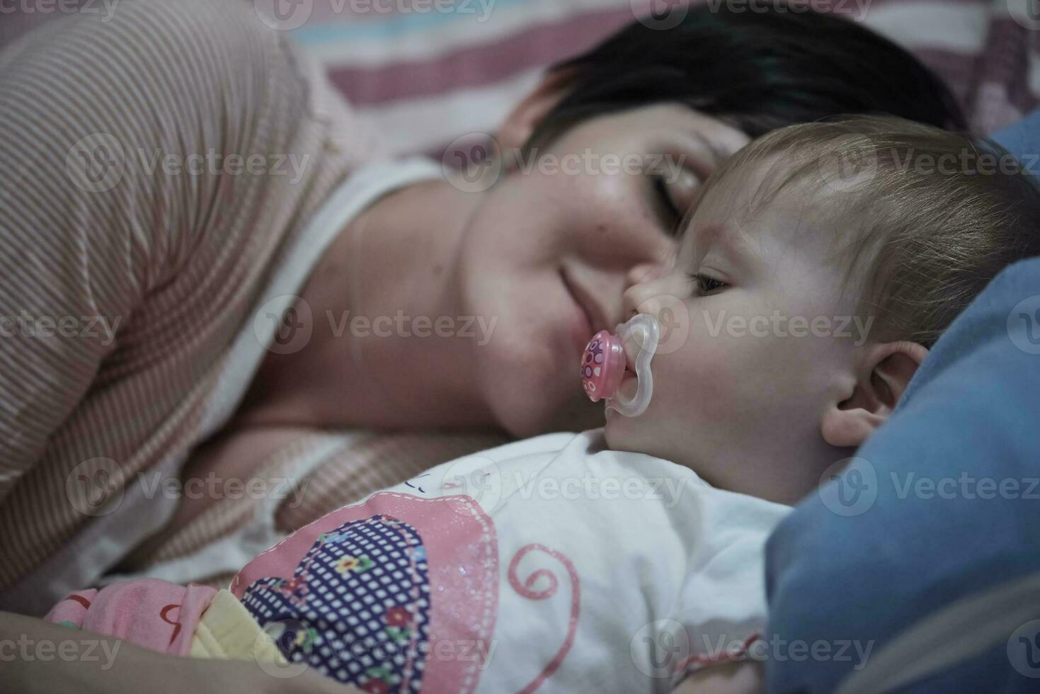 la madre está jugando con el bebé en casa foto