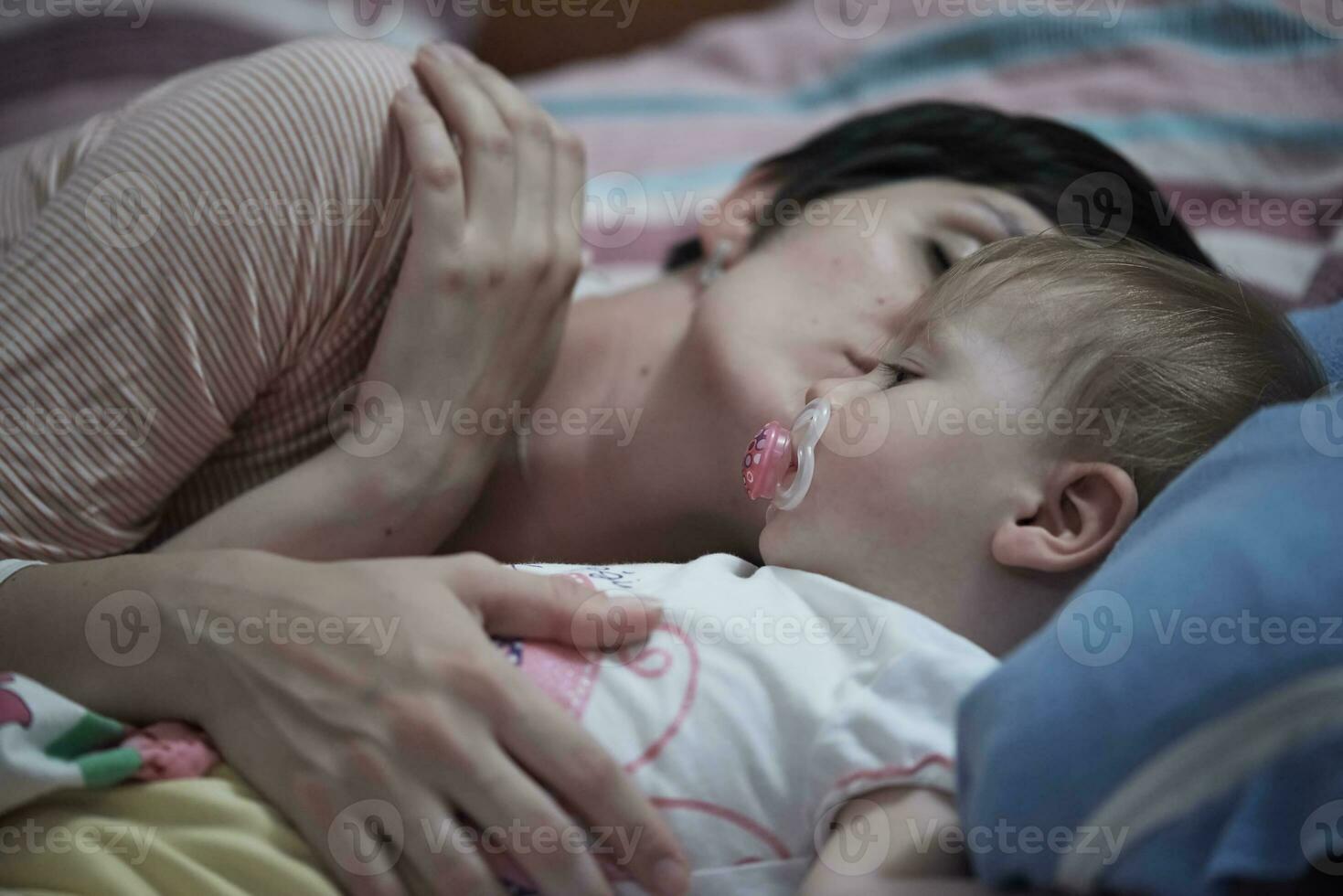 la madre está jugando con el bebé en casa foto