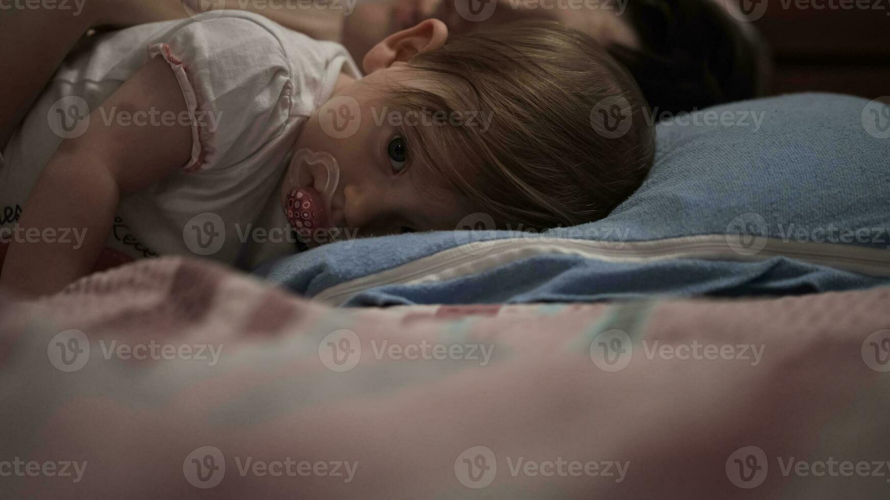 la madre está jugando con el bebé en casa foto