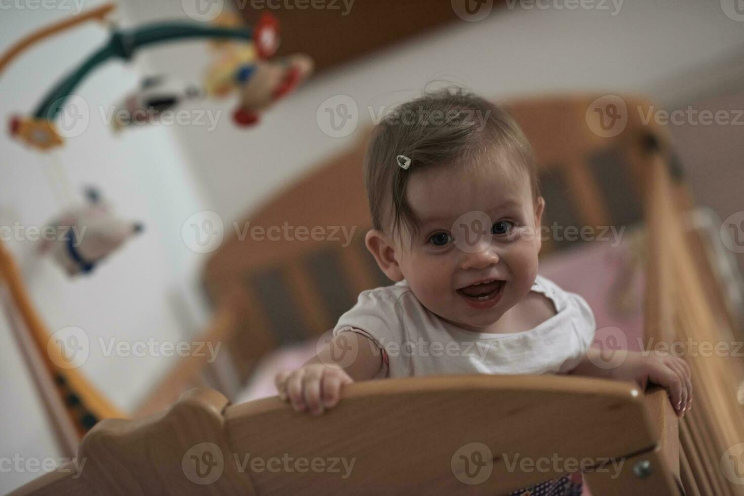 lindo bebé de un año y dando los primeros pasos en la cama foto