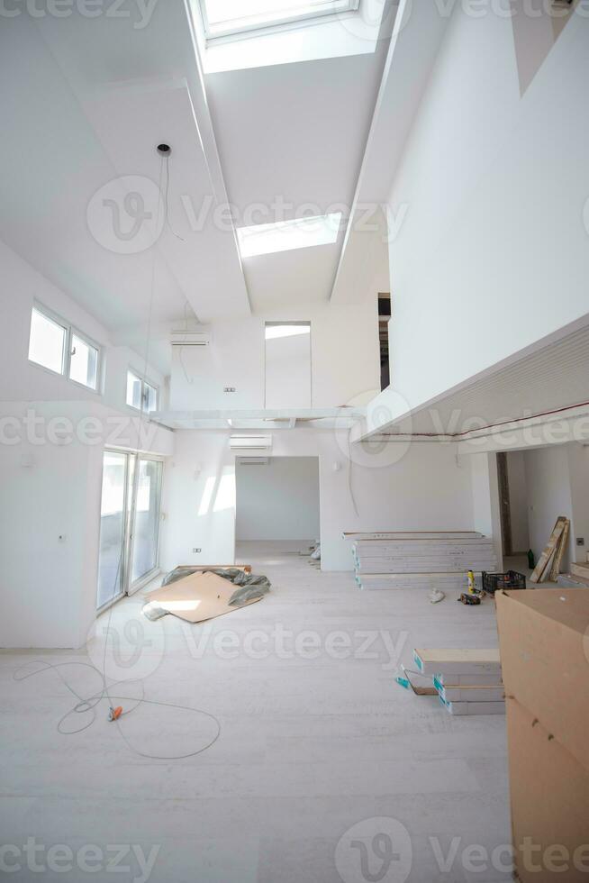 interior de un apartamento de dos niveles sin terminar foto