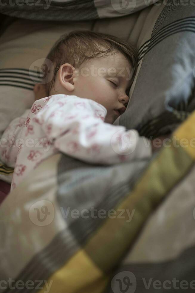 bebé recién nacido durmiendo en casa en la cama foto