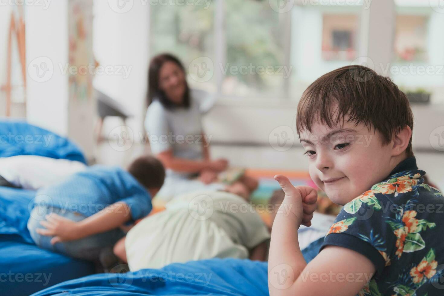 un chico con abajo síndrome gastar hora juntos en un preescolar institución y jugar juegos foto