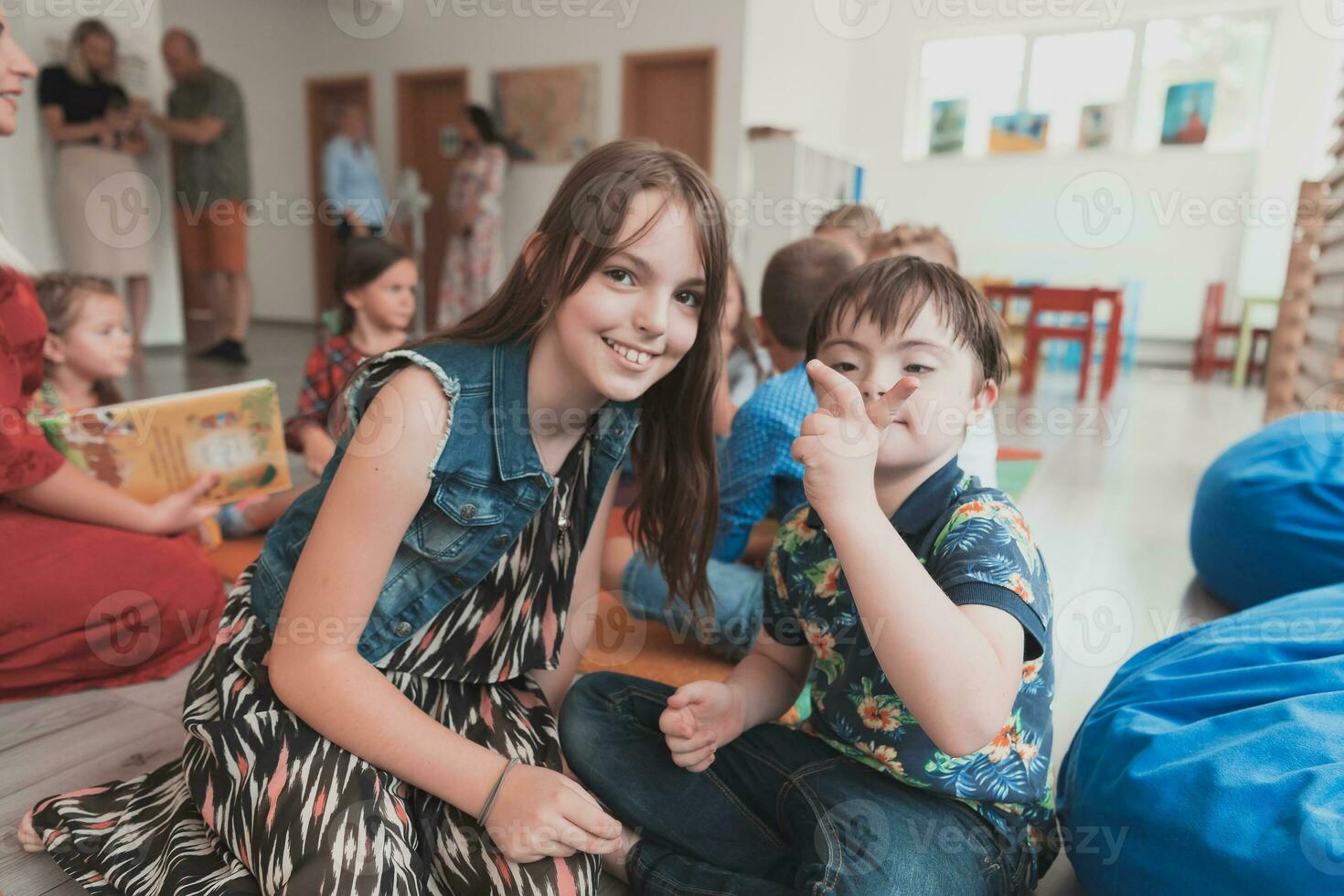 un niña y un chico con abajo síndrome en cada otros brazos gastar hora juntos en un preescolar institución foto