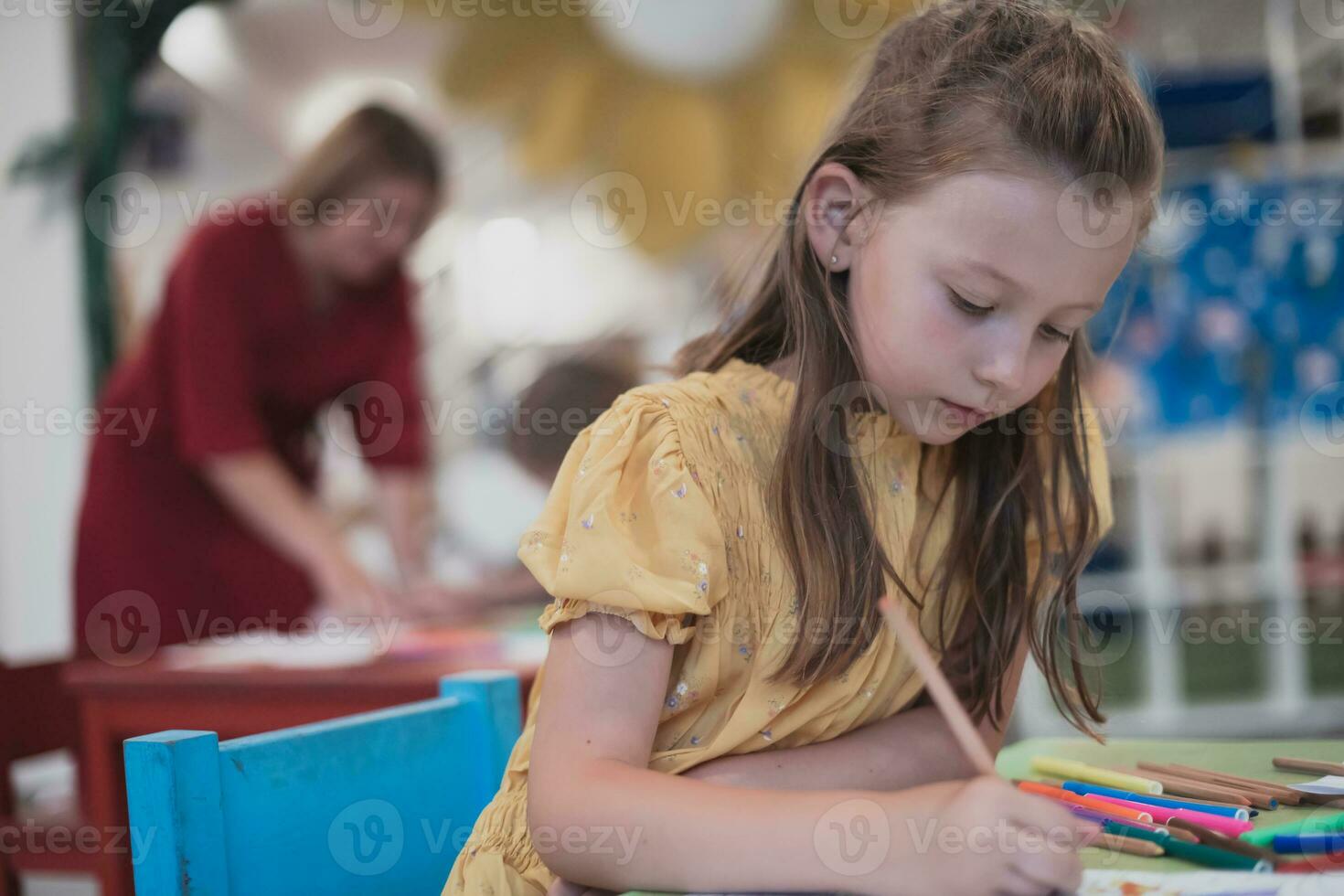 creativo niños sentado en un preescolar institución, dibujar y tener divertido mientras ellos obtener un educación foto