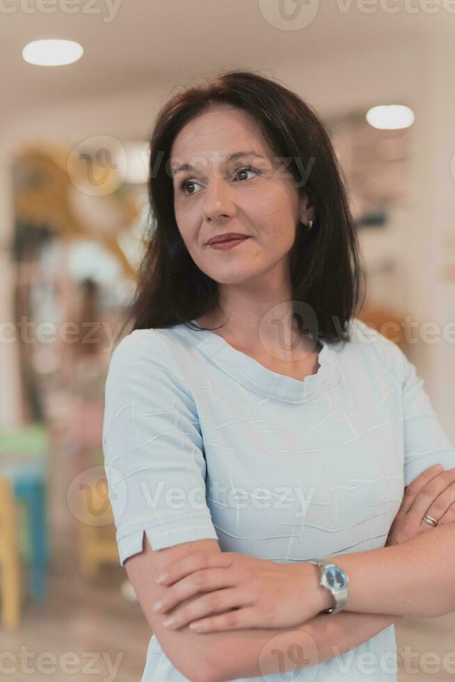 retrato de un profesor en un preescolar institución, en el antecedentes de el aulas foto