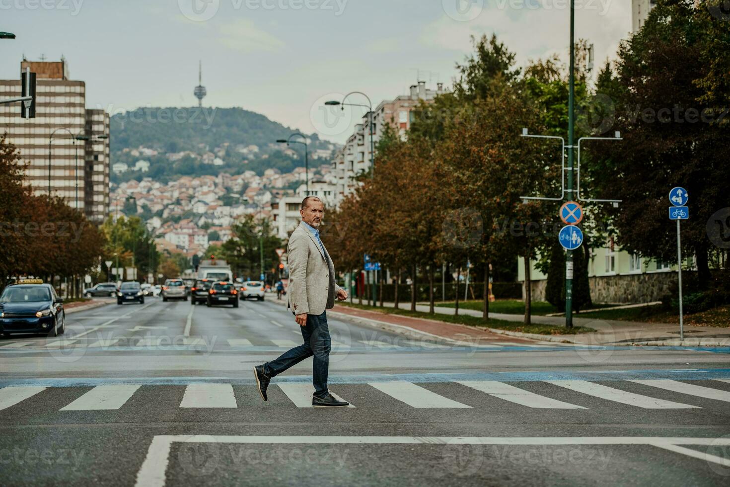 enfocado empresario en traje caminando en urbano ambiente. foto