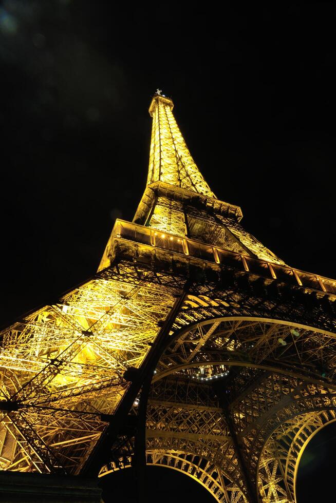 torre eiffet en parís de noche foto