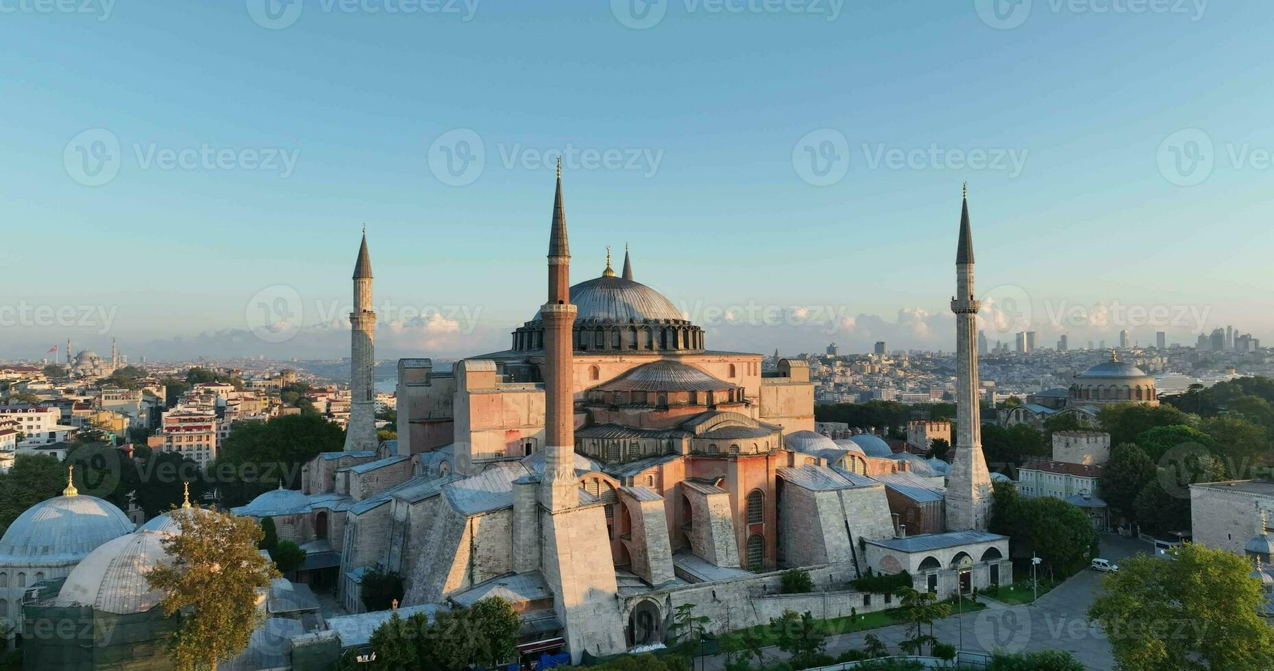 Estanbul, pavo. sultanahmet zona con el azul mezquita y el hagia Sofía con un dorado cuerno y bósforo puente en el antecedentes a amanecer. foto