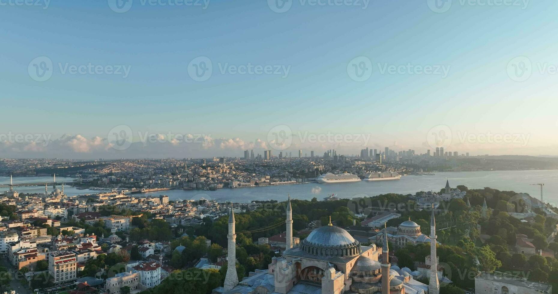 Estanbul, pavo. sultanahmet zona con el azul mezquita y el hagia Sofía con un dorado cuerno y bósforo puente en el antecedentes a amanecer. foto