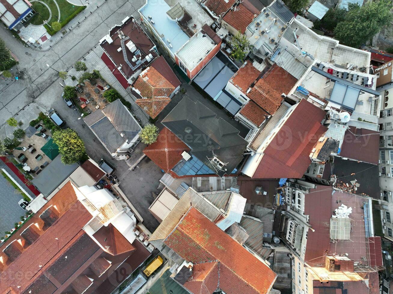 Estanbul, pavo. sultanahmet con el azul mezquita y el hagia Sofía con un dorado cuerno en el antecedentes a amanecer. cinematográfico aéreo vista. foto