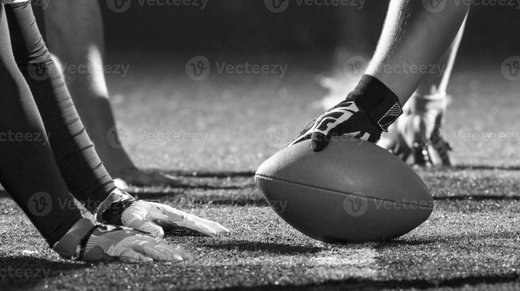 los jugadores de fútbol americano están listos para comenzar foto