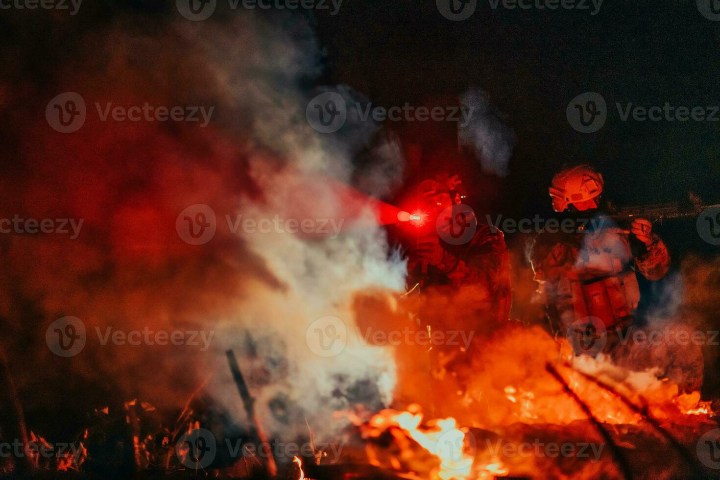 soldados equipo en acción en noche misión utilizando láser visión haz luces militar equipo concepto foto