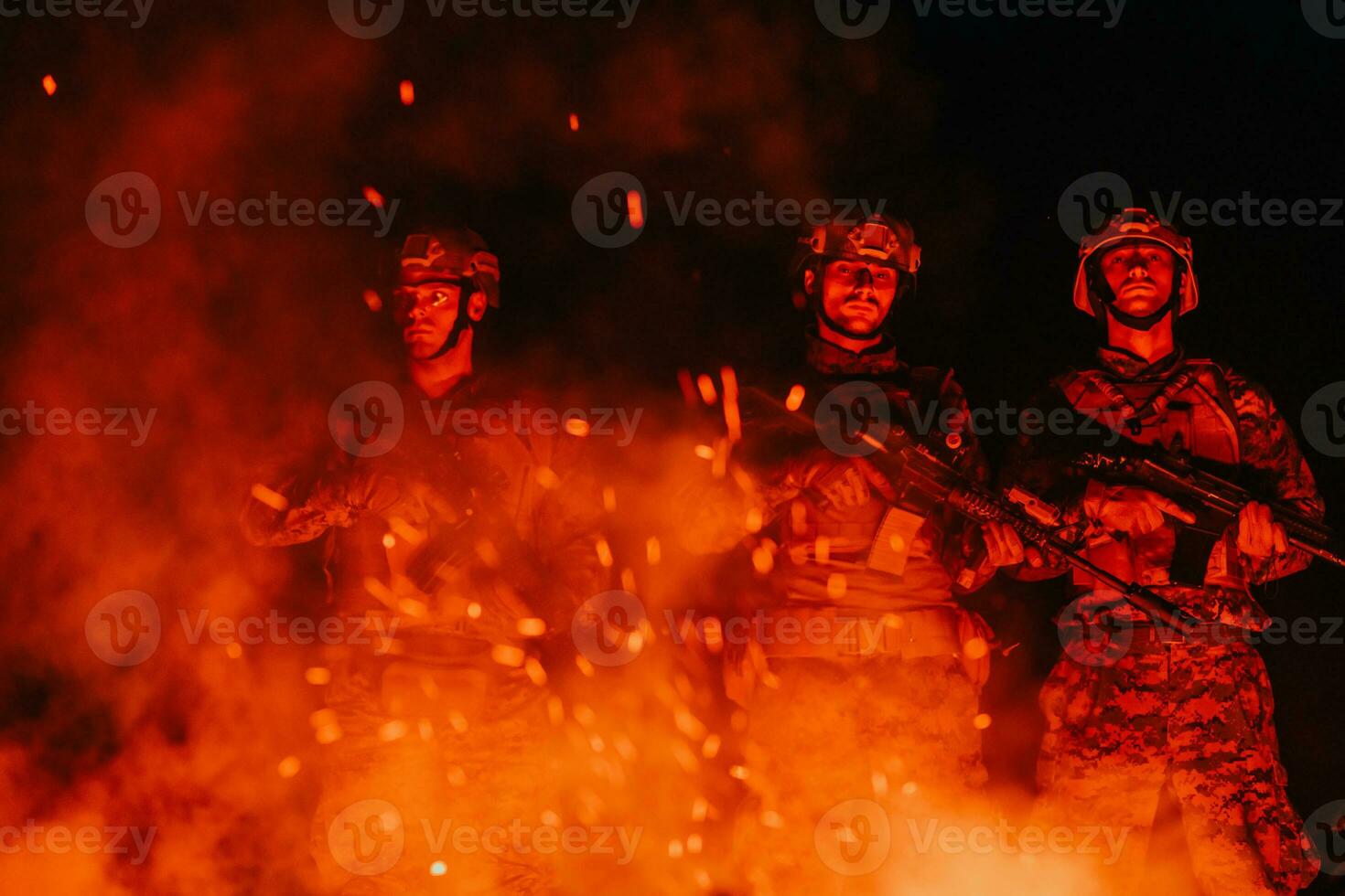 soldados equipo en acción en noche misión utilizando láser visión haz luces militar equipo concepto foto