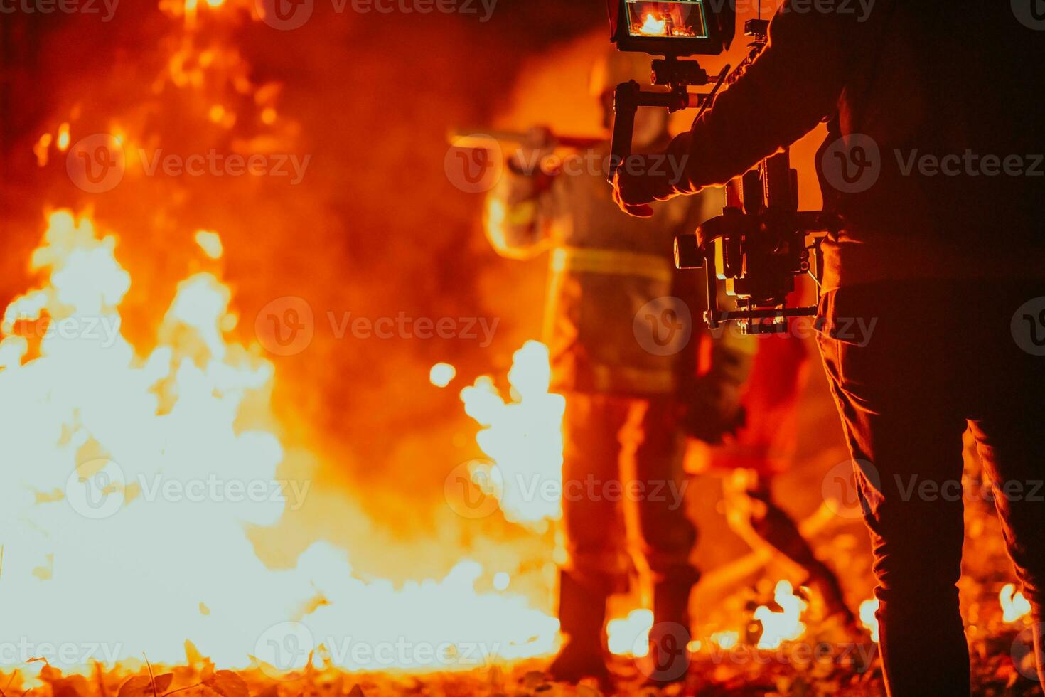 un camarógrafo con profesional equipo y estabilización para el cámara grabación el bombero mientras ejecutando trabajo en un ardiente bosque foto